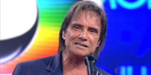 Mulher perde a vergonha em show e deixa Roberto Carlos em saia justa: “Nua pra chamar sua atenção”