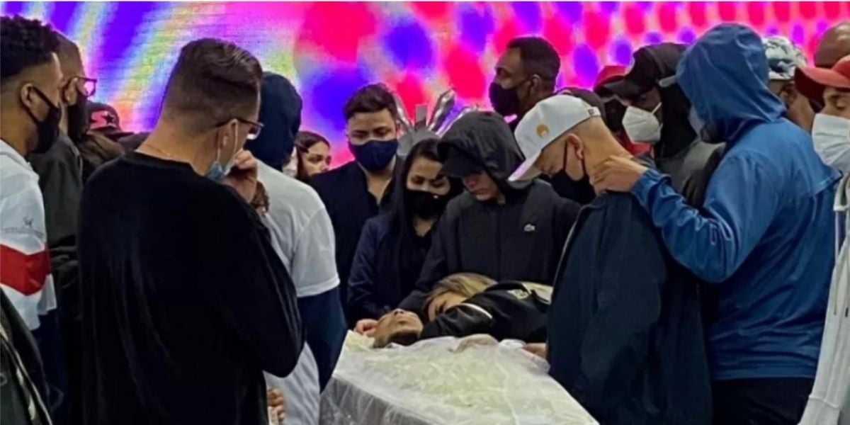 Mulher de Mc Kevin desmorona em cima do caixão, revela motivo de morte aos gritos e desaba: “Quantas mentiras”