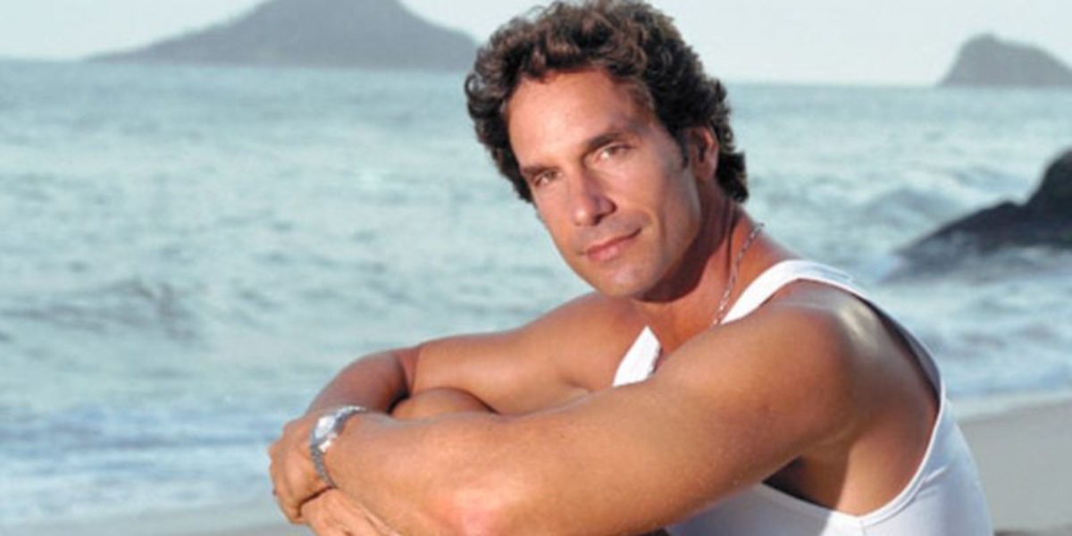 Victor Fasano, galã que fez sucesso na Globo nos anos 2000, posou de sunga e fez a alegria dos seguidores (Foto: Reprodução)