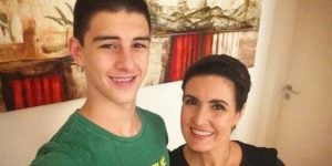 Filho de Fátima Bernardes assume namoro e apresentadora apoia rapaz em público: “Não fazemos diferença”