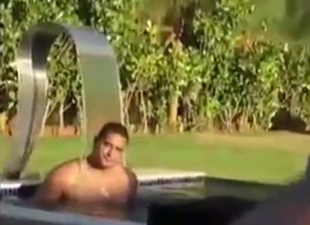 Xanddy se refrescando em cascata da mansão (Reprodução: Instagram)