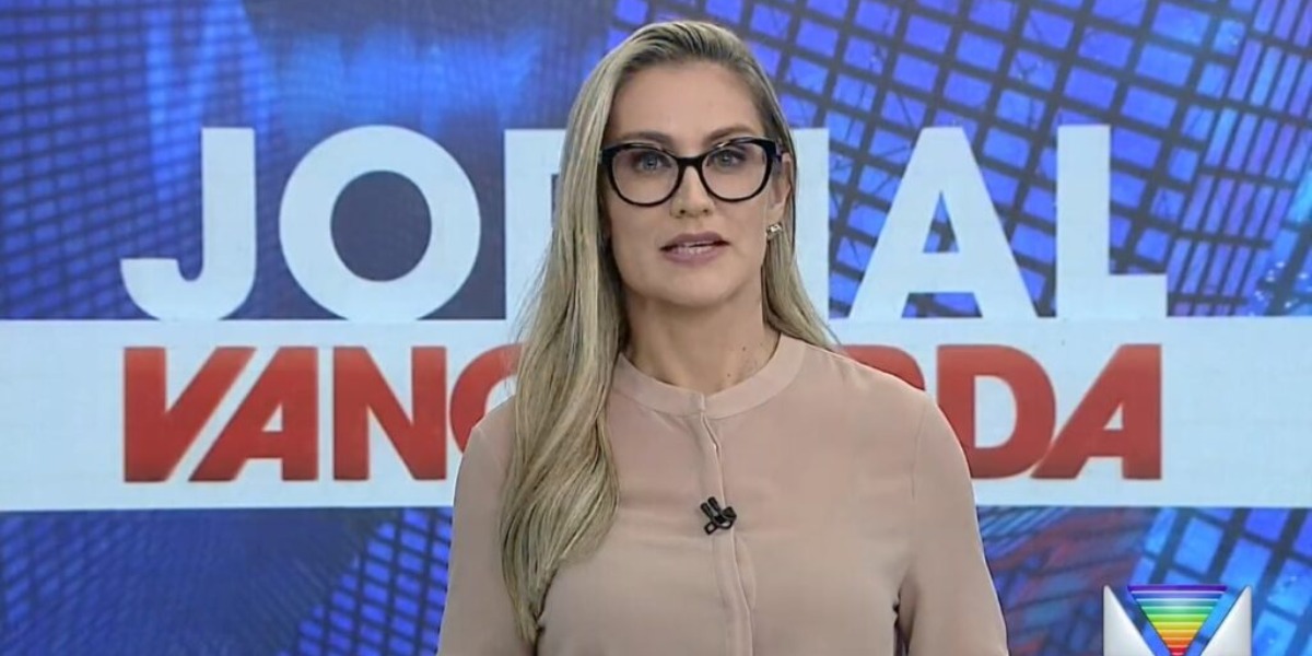 Agda Queiroz no comando de Telejornal na TV Vanguarda (Foto: Reprodução)