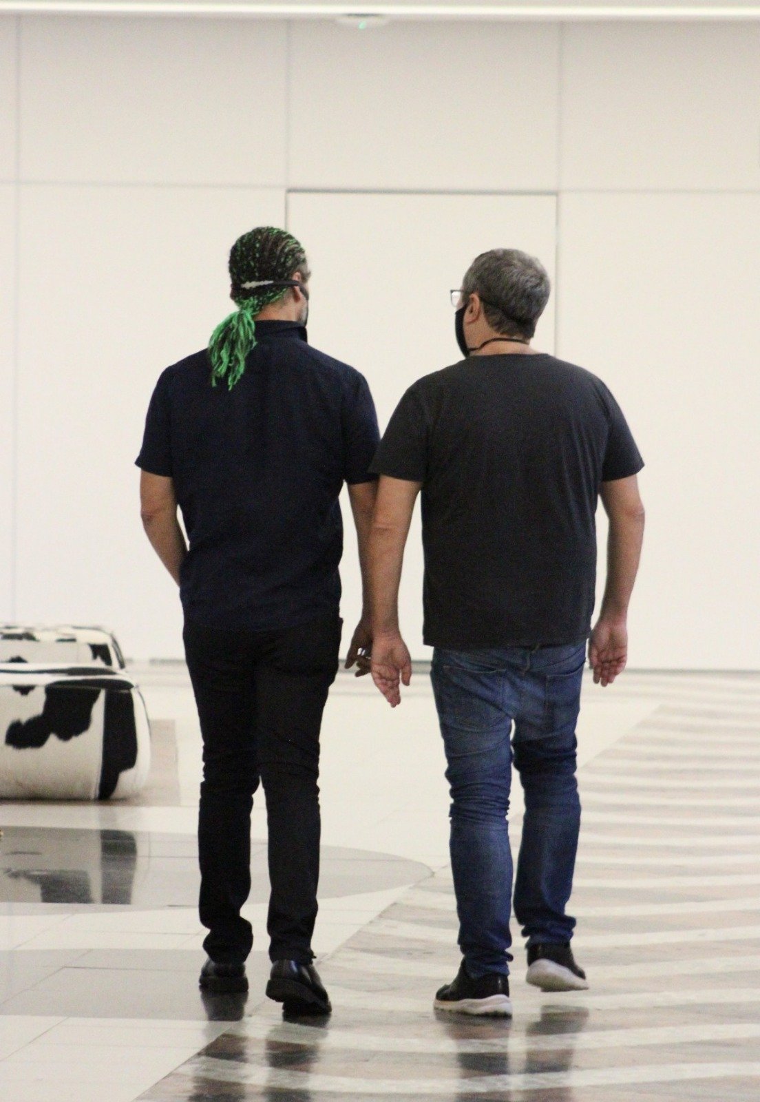Artista tem encontro com galã e foto vaza (Foto: Adão/ Agnews) 