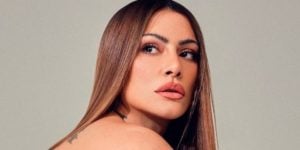 Cleo Pires arranca sutiã e mostra tudo (Foto: Reprodução)