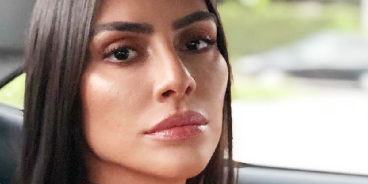 Cleo abaixa a calcinha e deixa pepeca grande e volumosa vazar: 