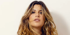 Giulia Costa surgiu de 4 ao contrário em vídeo no Instagram (Foto: Reprodução)