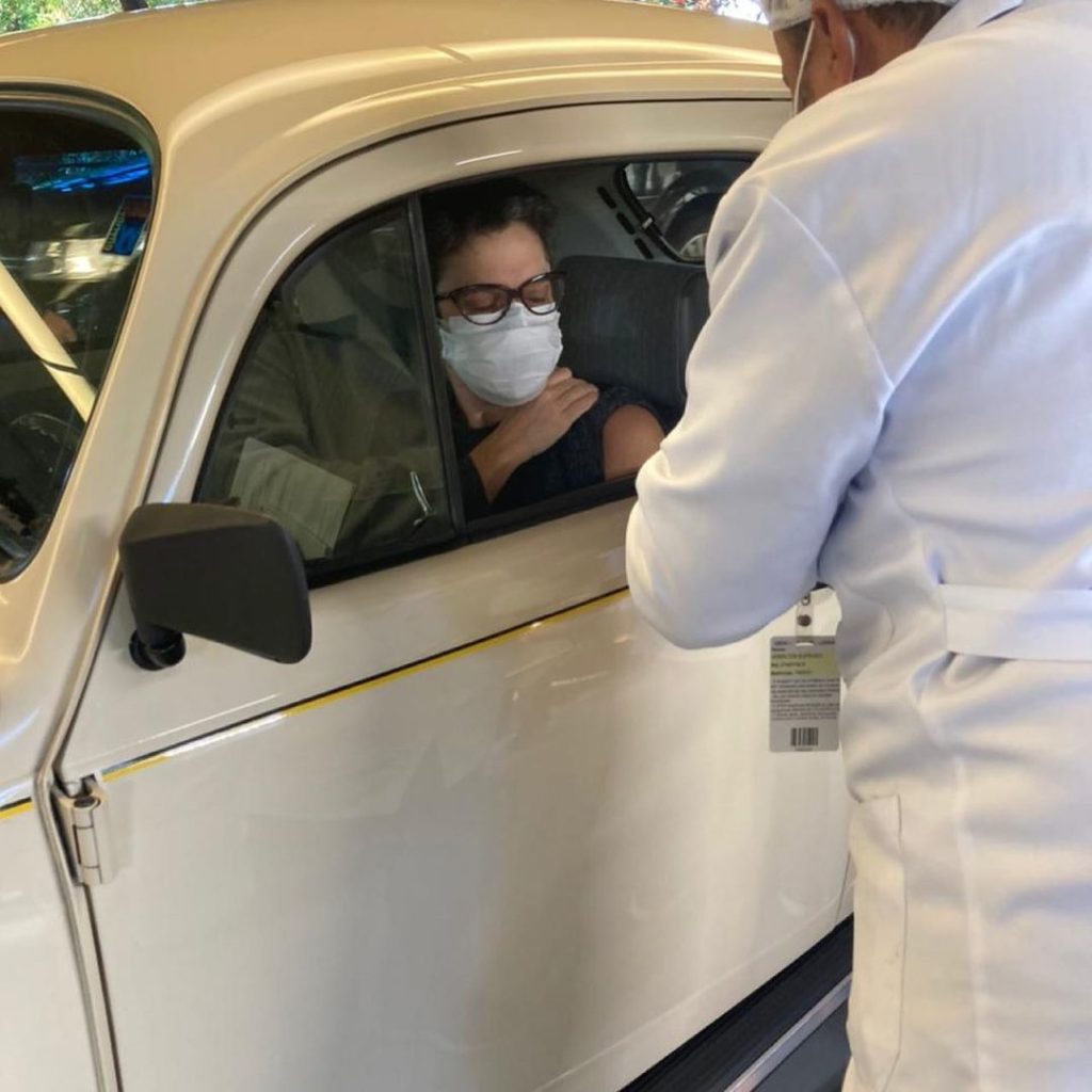 Sandra Annenberg em seu Fusca (Foto: Reprodução/Instagram)