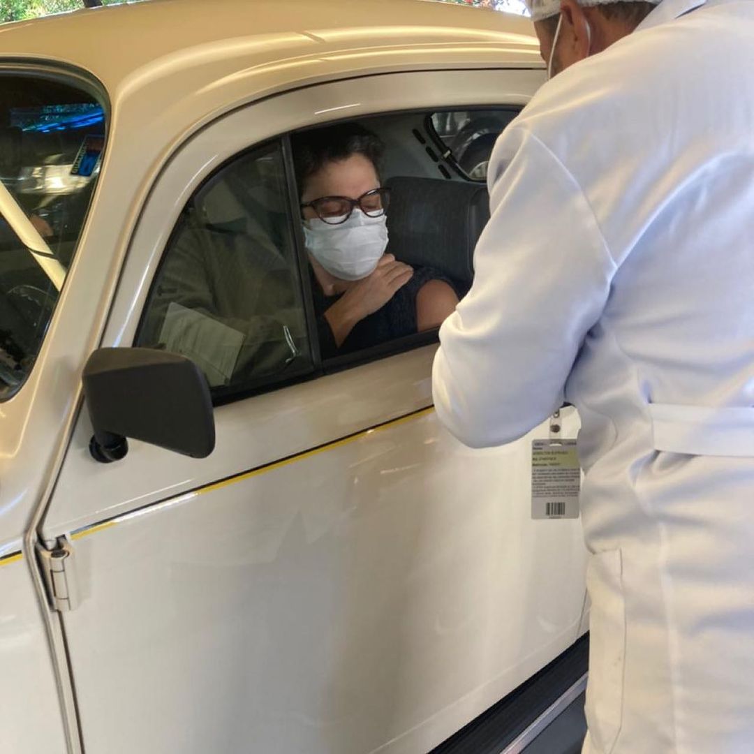 Sandra Annenberg em seu Fusca (Foto: Reprodução/Instagram)