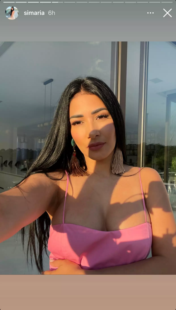 Simaria exibiu os seus belos seios em selfie matadora no Instagram (Foto: Reprodução)