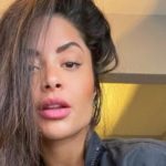 Aline Riscado tira a roupa e escandaliza (Foto: Reprodução)