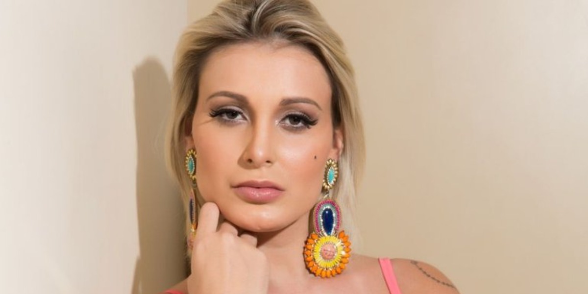 Andressa Urach arranca o sutiã e deixa seios de fora (Foto: Reprodução)