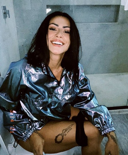 Cleo arranca calcinha em clique ousado (Reprodução)