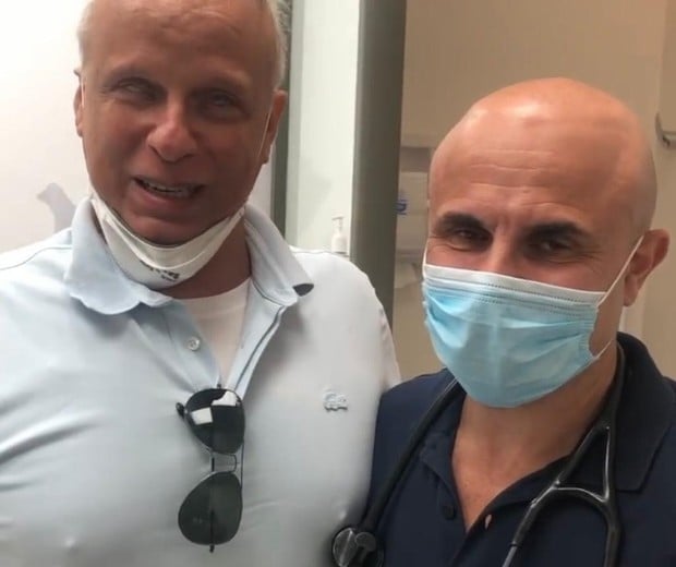 Dudu Braga com o médico Fernando Maluf (Foto: Reprodução/Instagram)