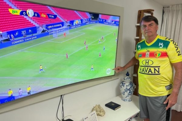 Jair Bolsonaro provocou a Globo (Foto: Reprodução/Twitter)