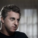 Até o momento, Luciano Huck é a única certeza pros domingos da Globo de 2022 (Foto: Reprodução)