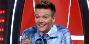 Michel Teló larga cadeira do The Voice (Foto: Reprodução)