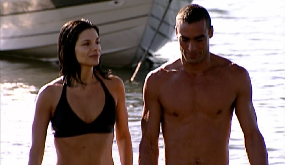 Helena Ranaldi e Paulo Zulu viveram cenas quentes em "Laços de Família" e se envolveram em polêmica (Foto: Reprodução/TV Globo)
