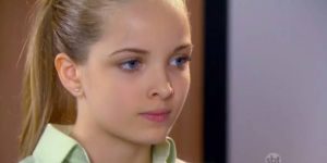 Ex-atriz mirim do SBT escandaliza de calcinha vermelha fininha e fotos geram reação assustadora: “Cresci”