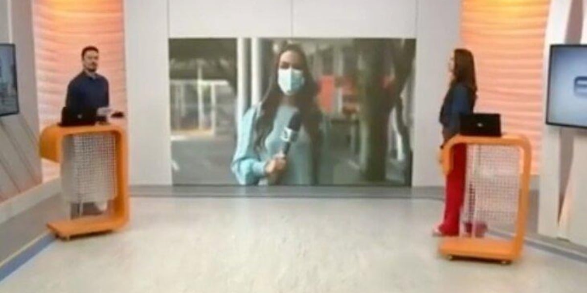 Repórter da Globo faz pose inusitada ao vivo (Foto: Reprodução)