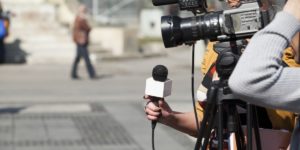 Repórter perde a sanidade, faz sexo ao vivo durante reportagem e explode: “Ultrapassei os limites”