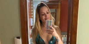 Cantora Solange Almeida postou foto de biquíni nas redes sociais e deu o que falar com registro ousado aos 46 anos (Foto: Reprodução)