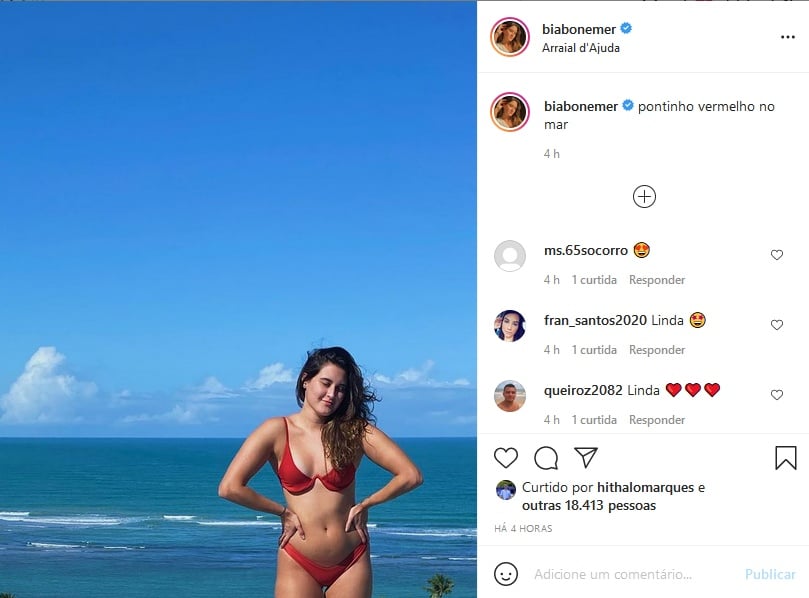 Bia Bonemer se exibindo em praia na Bahia (Imagem: Reprodução)