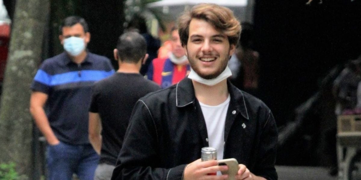 Filho de Patrícia Poeta, Felipe Poeta passeia pelas ruas do Leblon com amigo (Foto: Daniel Delmiro / AgNews)