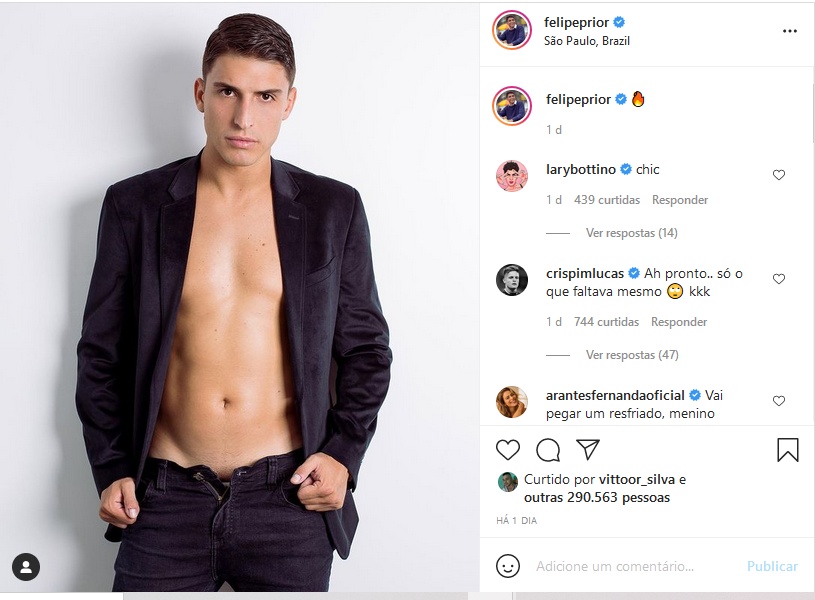 Felipe Prior surgiu com blazer e calça aberta, levando seguidores à loucura (Imagem: Reprodução)