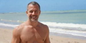 Malvino Salvador surge só de sunga e surpreende com boa forma (Foto: Reprodução)