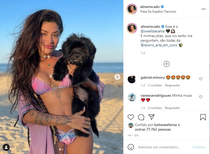 Aline Riscado posa de biquíni ao lado do novo bichinho de estimação (Foto: Reprodução)