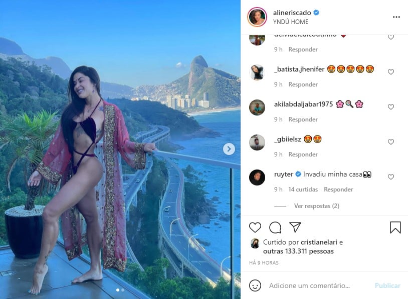 Aline Riscado provoca e mostra demais em biquíni minúsculo (Foto: Reprodução)