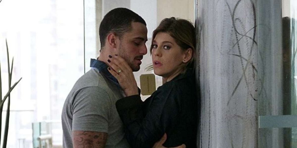 "Fiz pelado", Felipe Titto entrega que arrancou tudo em cena de sexo com Bárbara Paz e escandaliza: "Roçou"