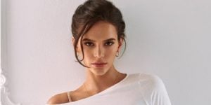 Bruna Marquezine em fotos com vestido sem calcinha (Foto: Divulgação/Instagram)