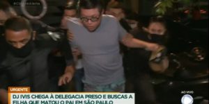 DJ Ivis chegou a delegacia após prisão (Foto: Reprodução/Record)