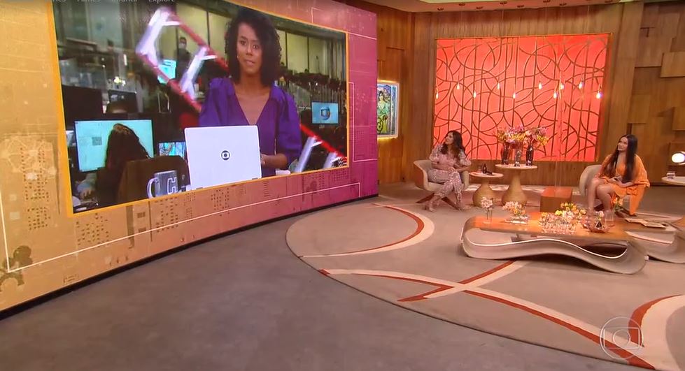 Funcionário passou com escada atrás de Maju (Foto: Reprodução/TV Globo)
