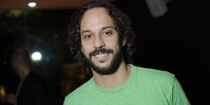 Gabriel O Pensador vai em cemitério e se comunica com Paulo Gustavo (Foto: Reprodução)
