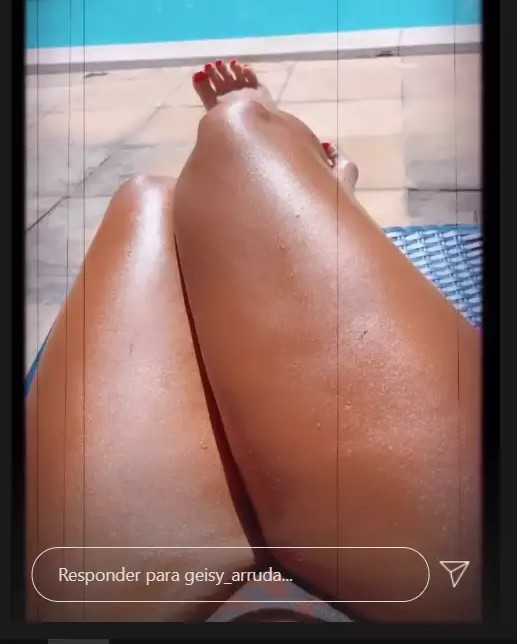 Geisy Arruda fila a própria calcinha em piscina (Foto: Reprodução)