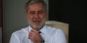 Hugo cria plano e engana enteada na trama de Salve-se Quem Puder (Foto: Reprodução/Globo)