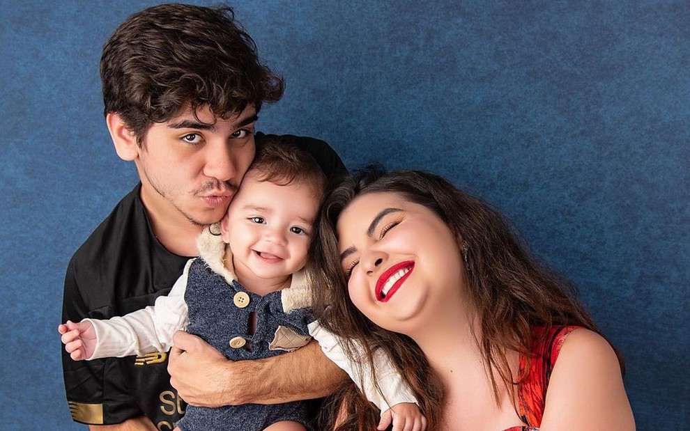 Atores da Globo com o filho do casal - Reprodução