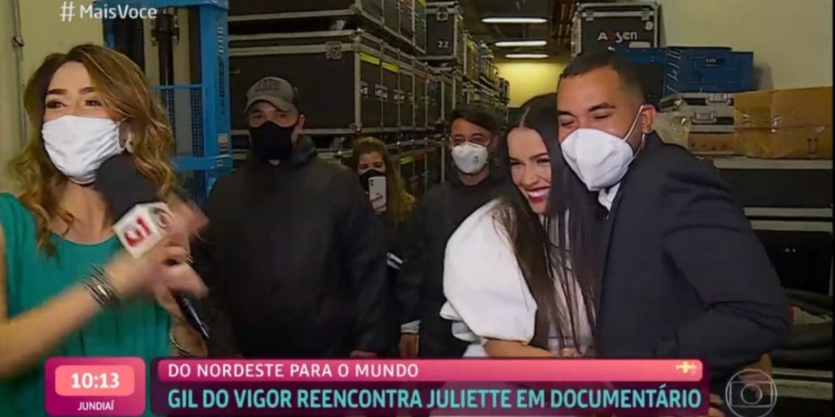 Mais Você: Juliette abraçada com Gilberto nos bastidores da Globo (Foto: Reprodução)