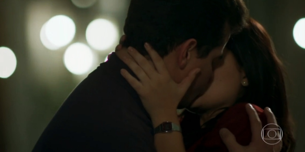 Antônia e Julio se beijaram na novela de Pega Pega