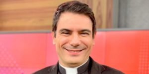 Padre famoso se descontrola, deixa santidade de lado e decreta ódio ao vivo em emissora católica: “Chupa”