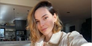 Tainá Müller posta foto beijando atriz e comenta sobre personagem Marina, de em família (Foto: Reprodução)