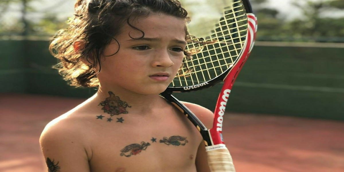 Dani Suzuki é atacada na web após filho de 8 anos surgir tatuado (Foto: Reprodução)