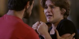 Karina fica descontrolada e é amparada por Cobra em Malhação (Foto: Reprodução/Globo)