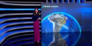 Paloma Poeta em estreia no comando da previsão do Tempo no Jornal da Record (Foto: Reprodução)