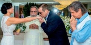 Roberto Carlos esteve no casamento do filho Dudu Braga (Foto: Reprodução)
