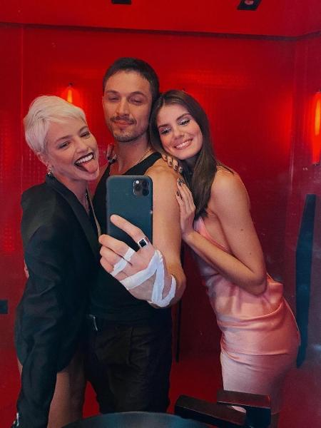 Agatha Moreira, Romulo Estrela e Camila Queiroz nos bastidores de "Verdades Secretas 2", de Walcyr Carrasco (Foto: Reprodução/Instagram)