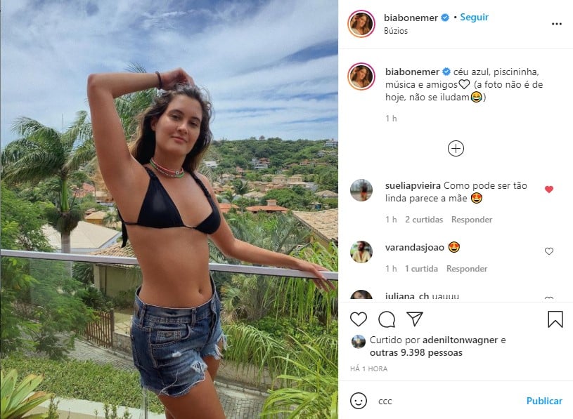 Bia Bonemer aproveita dia de sol e exibe boa forma (Foto: Reprodução)
