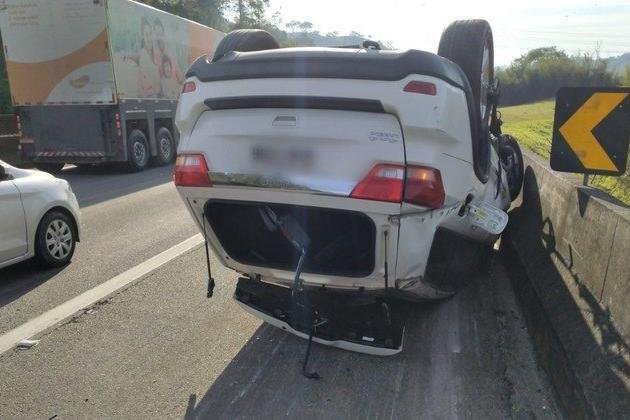 Giovani, dupla de Gian, sofre acidente, tem carro capotado e sinal sobrenatural é confirmado: "Não queria sair"